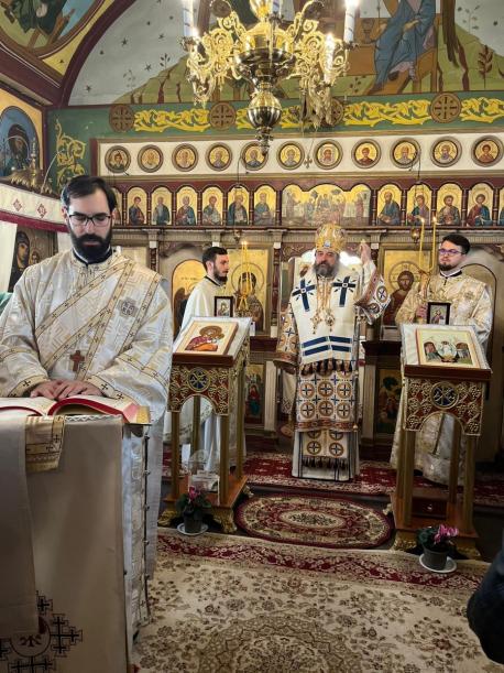 PS Nichifor Botoșăneanul săvârșind Sfânta Liturghie la Parohia „Nașterea Maicii Domnului” Șendreni