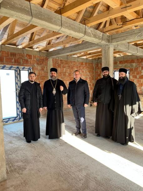 PS Nichifor Botoșăneanul vizitând șantierul casei sociale „Sfânta Teodora de la Sihla”